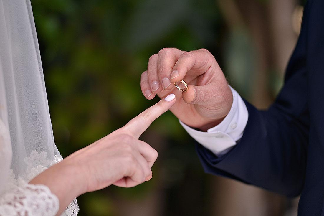 ענידת טבעת נישואין על אצבע של כלה